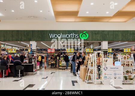 Adelaide, Australia - 17 agosto 2019: Ingresso Woolworth con i clienti visti dall'interno del centro commerciale Unley Foto Stock