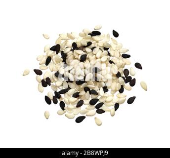 Semi di sesamo bianchi e neri isolati su sfondo bianco, macro, vista dall'alto Foto Stock