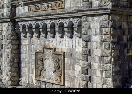 Vecchio ingresso del tunnel ferroviario Somport sul lato spagnolo a Canfranc, Pirenei, Huesca, Spagna, Europa Foto Stock