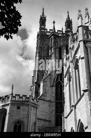 Un'immagine monocromatica della torre centrale della cattedrale gotica di Gloucester Foto Stock