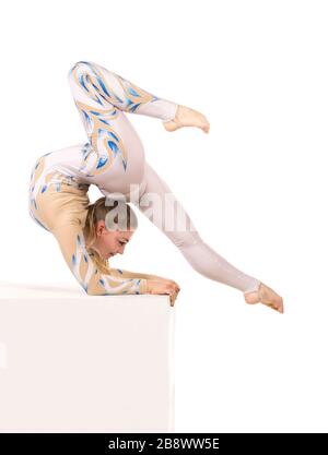 L'acrobata che fa ginnastica, un giovane artista circense in una tuta bianca e blu, esegue elementi acrobatici. Studio di ripresa di immagini isolate su sfondo bianco Foto Stock