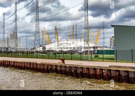 Golf Driving Range sulla riva del Tamigi con O2 Arena Dome sullo sfondo Foto Stock