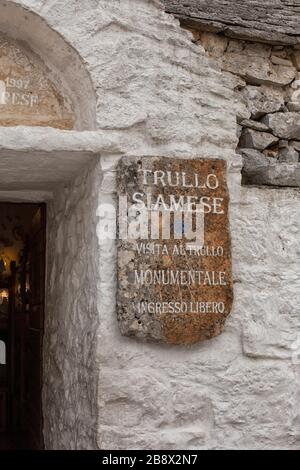 Trullo Siamese, Rione Monti, Alberobello, Trulli Village, Puglia, Italia. Foto Stock