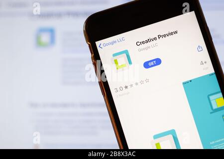 Los Angeles, California, USA - 24 Marzo 2020: Creative Preview logo app sullo schermo del telefono primo piano con sito web sullo sfondo con icona, illustrativa Foto Stock