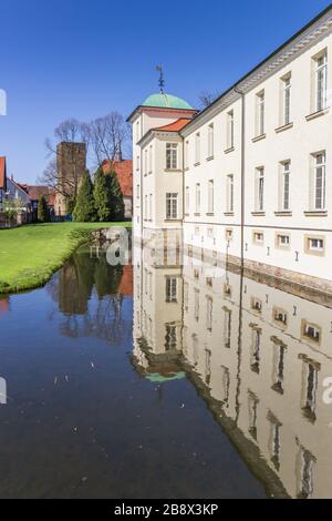 Castello Westerholt con riflesso nell'acqua in Germania Foto Stock