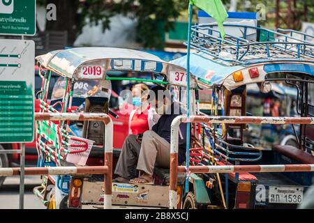 Vientiane, Laos. 23 marzo 2020. Le persone che indossano maschere facciali sono visibili per strada a Vientiane, Laos, 23 marzo 2020. La popolazione del Laos ha adottato misure preventive contro il COVID-19, nonostante non vi siano casi confermati di infezione da virus in Laos. Credit: Kaikeo Saiyasane/Xinhua/Alamy Live News Foto Stock