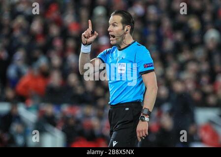 11 marzo 2020, Anfield, Liverpool, Inghilterra; UEFA Champions League, Round of 16, seconda tappa di 2, Liverpool contro Atletico Madrid : arbitro Danny Makkelie durante il gioco Foto Stock