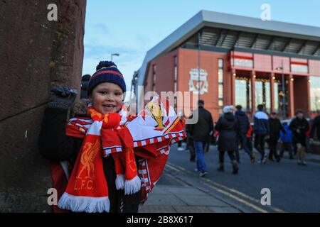 11 marzo 2020, Anfield, Liverpool, Inghilterra; UEFA Champions League, Round of 16, seconda tappa di 2, Liverpool contro Atletico Madrid : UN giovane appassionato di Liverpool fuori da Anfield Foto Stock