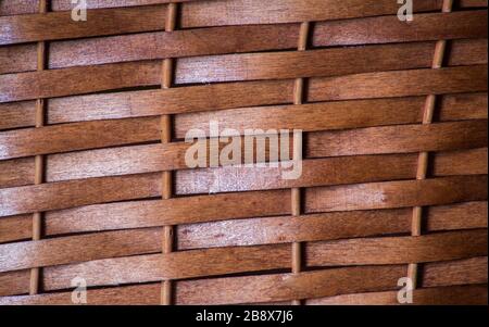 Una texture naturale della superficie del cesto in tonalità marrone, per uno sfondo rustico Foto Stock