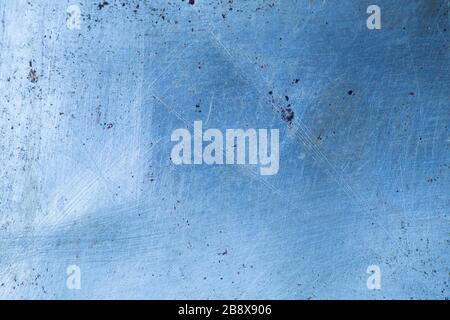 Una superficie di una teglia metallica usurata, per la fotografia gastronomica di fondo, in toni freddi e blu Foto Stock
