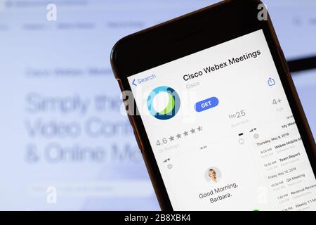 Los Angeles, California, USA - 24 marzo 2020: Logo dell'app Cisco Webex Meetings sullo schermo del telefono primo piano con il sito Web sullo sfondo con l'icona Foto Stock