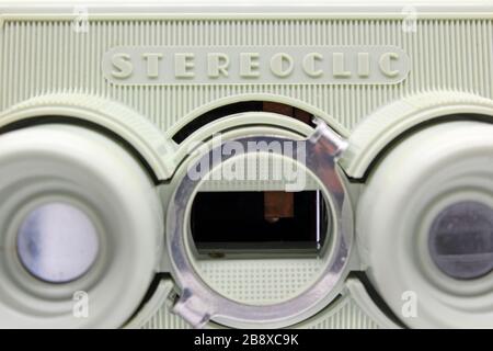 Visualizzatore di diapositive stereoscopiche vintage, vista frontale, isolato su sfondo bianco, primo piano Foto Stock