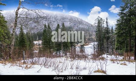 Paesaggio invernale in cima al monte Floyen, Bergen, Norvegia. Sentiero escursionistico. Foto Stock