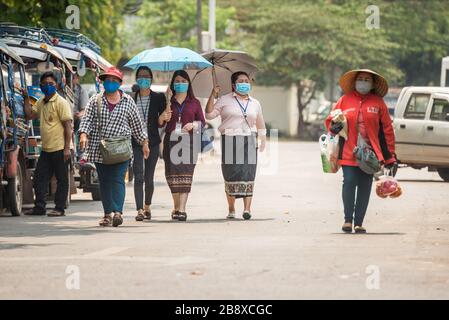 Vientiane, Laos. 23 marzo 2020. Le persone che indossano maschere facciali sono visibili per strada a Vientiane, Laos, 23 marzo 2020. La popolazione del Laos ha adottato misure preventive contro il COVID-19, nonostante non vi siano casi confermati di infezione da virus in Laos. Credit: Kaikeo Saiyasane/Xinhua/Alamy Live News Foto Stock