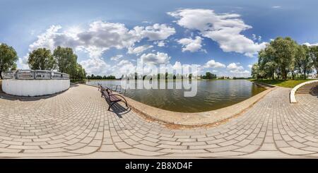 Visualizzazione panoramica a 360 gradi di panorama hdri sferico senza cuciture a 360 gradi, vista panoramica sul molo di cemento di un enorme lago o fiume in una giornata estiva soleggiata tra i cespugli della piccola città
