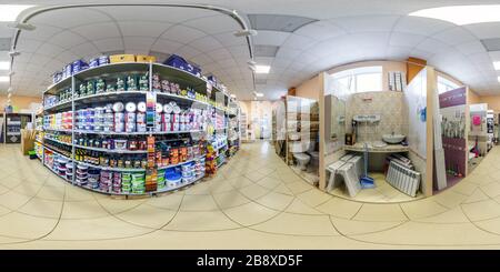 Visualizzazione panoramica a 360 gradi di MINSK, BELARUS - MAY, 2019: Panoramica hdri senza giunture a 360 gradi all'interno del magazzino dei materiali da costruzione in equirectangula