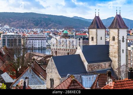 Bergen, Norvegia. Splendida vista aerea della Chiesa di Santa Maria e della città. Foto Stock