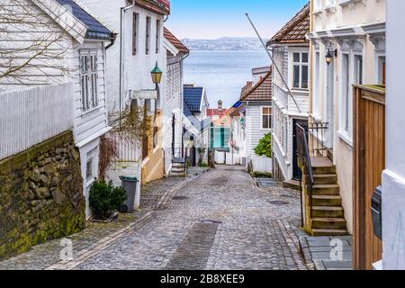 Strada acciottolata nel centro della città di Bergen, Norvegia. Foto Stock