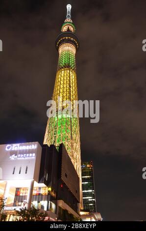 Torre illuminata di Tokyo di notte Foto Stock