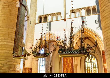 16 - 17 ° secolo navi modello sospeso nella grande chiesa (Grote Kerk) nella città di Haarlem. Foto Stock