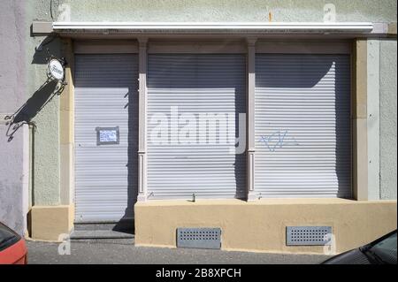 Stoccarda, Germania. 23 marzo 2020. Le persiane di un parrucchiere chiuso sono abbassate. Per rallentare la diffusione del coronavirus, i parrucchieri sono ora chiusi. Credit: Sebastian Gollnow/dpa/Alamy Live News Foto Stock