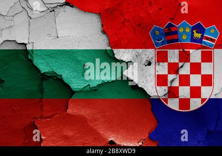 Bandiere di Bulgaria e Croazia dipinte su un muro cracked Foto Stock