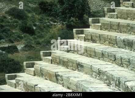 Resti dello spettacolare teatro greco in cima alla scogliera a Kourion, Episkopi, Limassol, Cipro. Posti a sedere in pietra in file circolari nell'auditorium e i gradini utilizzati per raggiungere ogni livello. Foto Stock