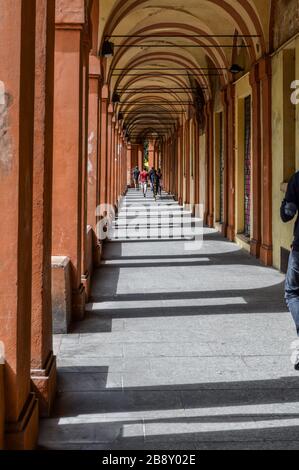 BOLOGNA - 25 APRILE 2017: Vista interna al Portico di San Luca, un monumentale porticato coperto che collega porta Saragozza con la chiesa di San Luca Foto Stock