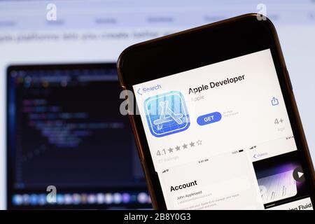 Los Angeles, California, Stati Uniti d'America - 24 marzo 2020: Il logo dell'app per sviluppatori Apple sullo schermo del telefono si chiude con il sito Web sullo sfondo con l'icona, illustrativa Foto Stock