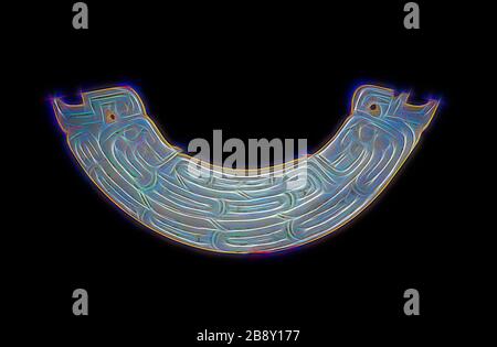 Pendente a forma di arco (huang), periodo occidentale Zhou, 9th/8th secolo a.C., Cina, Giada, 2,4 × 10,9 × 0,6 cm (4 5/16 × 15/16 × 1/4 in.), Reimagined by Gibon, design di calore allegro di luminosità e raggi di luce radianza. Arte classica reinventata con un tocco moderno. La fotografia ispirata al futurismo, che abbraccia l'energia dinamica della tecnologia moderna, del movimento, della velocità e rivoluziona la cultura. Foto Stock