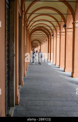 BOLOGNA - 25 APRILE 2017: Vista interna al Portico di San Luca, un monumentale porticato coperto che collega porta Saragozza con la chiesa di San Luca Foto Stock