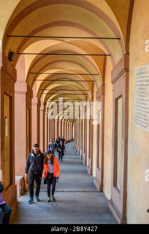 BOLOGNA - 25 APRILE 2017: Vista interna al Portico di San Luca, un monumentale porticato coperto che collega porta Saragozza con la chiesa di San Luca Foto Stock