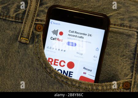 Los Angeles, California, USA - 24 Marzo 2020: Call Recorder 24 app logo sullo schermo del telefono in jeans Pocket close-up, illustrativa Editoriale Foto Stock