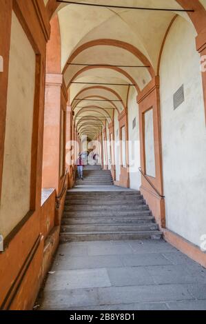 BOLOGNA - 25 APRILE 2017: Vista interna al Portico di San Luca, un monumentale porticato coperto che collega porta Saragozza con la chiesa di San Luca Foto Stock