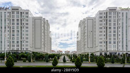 Asjchabad, Turkmenistan - 1 giugno 2019: La città bianca e marmorea di Asjchabad con grandi edifici e monumenti in Turkmenistan. Foto Stock