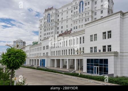 Asjchabad, Turkmenistan - 1 giugno 2019: La città bianca e marmorea di Asjchabad con grandi edifici e monumenti in Turkmenistan. Foto Stock