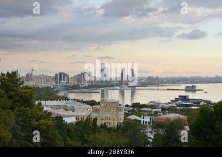 La capitale della moderna Azerbaigian, situato sulle rive del Mar Caspio, la città di Baku Foto Stock