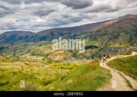 Wakatipu Basin, vista dalla Crown Range Road, vicino Arrowtown, Otago Region, South Island, Nuova Zelanda Foto Stock