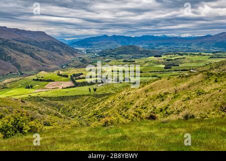 Wakatipu Basin, vista dalla Crown Range Road, vicino Arrowtown, Otago Region, South Island, Nuova Zelanda Foto Stock