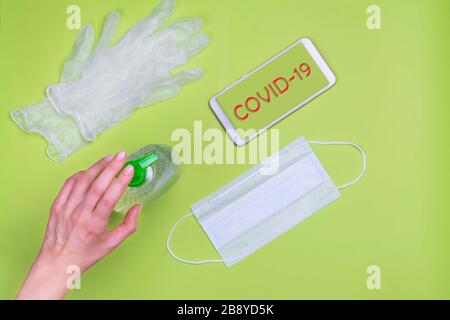 Utilizzando un disinfettante per le mani Foto Stock