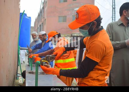 Peshawar, Pakistan. 23 marzo 2020. A causa delle preoccupazioni legate alla diffusione del coronavirus, WSSP da diversi mercati ha installato lavabi. (Foto di Hussain Ali/Pacific Press) Credit: Pacific Press Agency/Alamy Live News Foto Stock