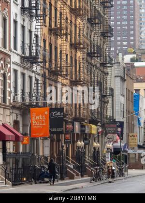 Scena di strada sulla 2nd Avenue sul lato Upper East di New York. Foto Stock