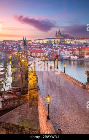 Praga, Repubblica Ceca. Immagine aerea della città di Praga con il famoso Ponte Carlo e il Castello di Praga durante il bel tramonto. Foto Stock