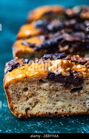 Fette di torta di pane di banana sano e biologico fatte in casa con pezzi di cioccolato e noce. Pronto a mangiare. Foto Stock