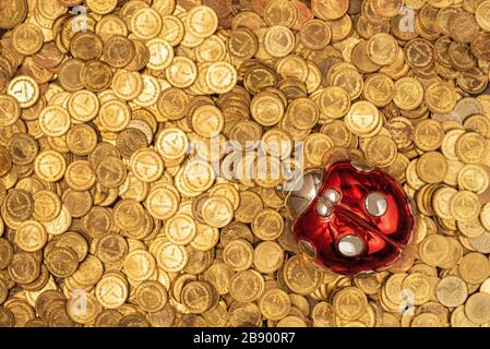 Letto di monete d'oro con ladybug fortunato in cima Foto Stock