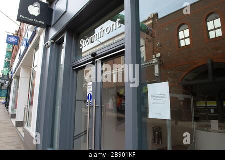 Windsor, Berkshire, Regno Unito. 22 marzo 2020. I prodotti Premium Reseller Stormfront consentono l'ingresso in negozio di soli cinque clienti alla volta. Credito: Maureen McLean/Alamy Foto Stock