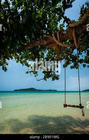 Rustic Rope swing a Long Beach su Koh Ta Kiev isola paradiso vicino Sihanoukville Cambogia Foto Stock