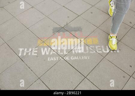 Graffiti galleria lato est sul pavimento Foto Stock