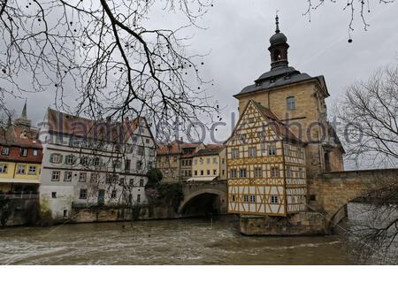 La famosa Altes Rathaus nel centro di Bamberg, Germania, in una fredda giornata di marzo. Foto Stock