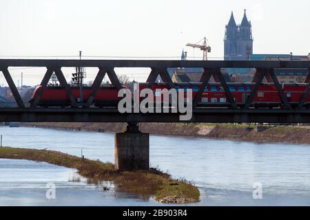 Magdeburg, Germania. 23 marzo 2020. Un treno della Deutsche Bahn Regio attraversa un ponte sull'Elba. Come reazione alla diffusione del nuovo virus corona, Sassonia-Anhalt sta assottigliando il suo traffico locale e regionale. A partire dal 1° aprile, i treni funzioneranno generalmente la metà di quanto prima, ha annunciato il Ministero dei Trasporti. Credito: Klaus-Dietmar Gabbert/dpa-Zentralbild/dpa/Alamy Live News Foto Stock